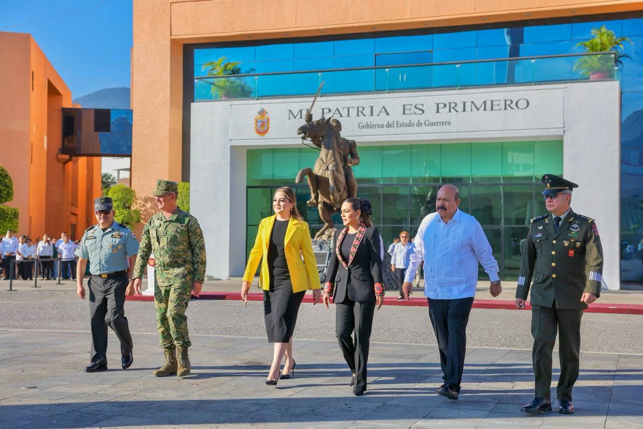 Evelyn Salgado encabeza el izamiento del estandarte en conmemoración al 177 Aniversario de la erección del estado de Guerrero