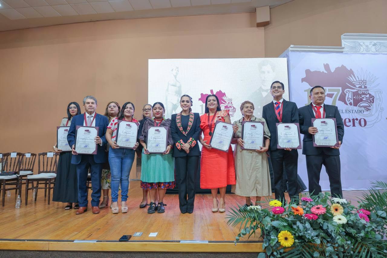 Reconoce Evelyn Salgado a guerrerenses con las Condecoraciones y Premios al Mérito Civil 2026