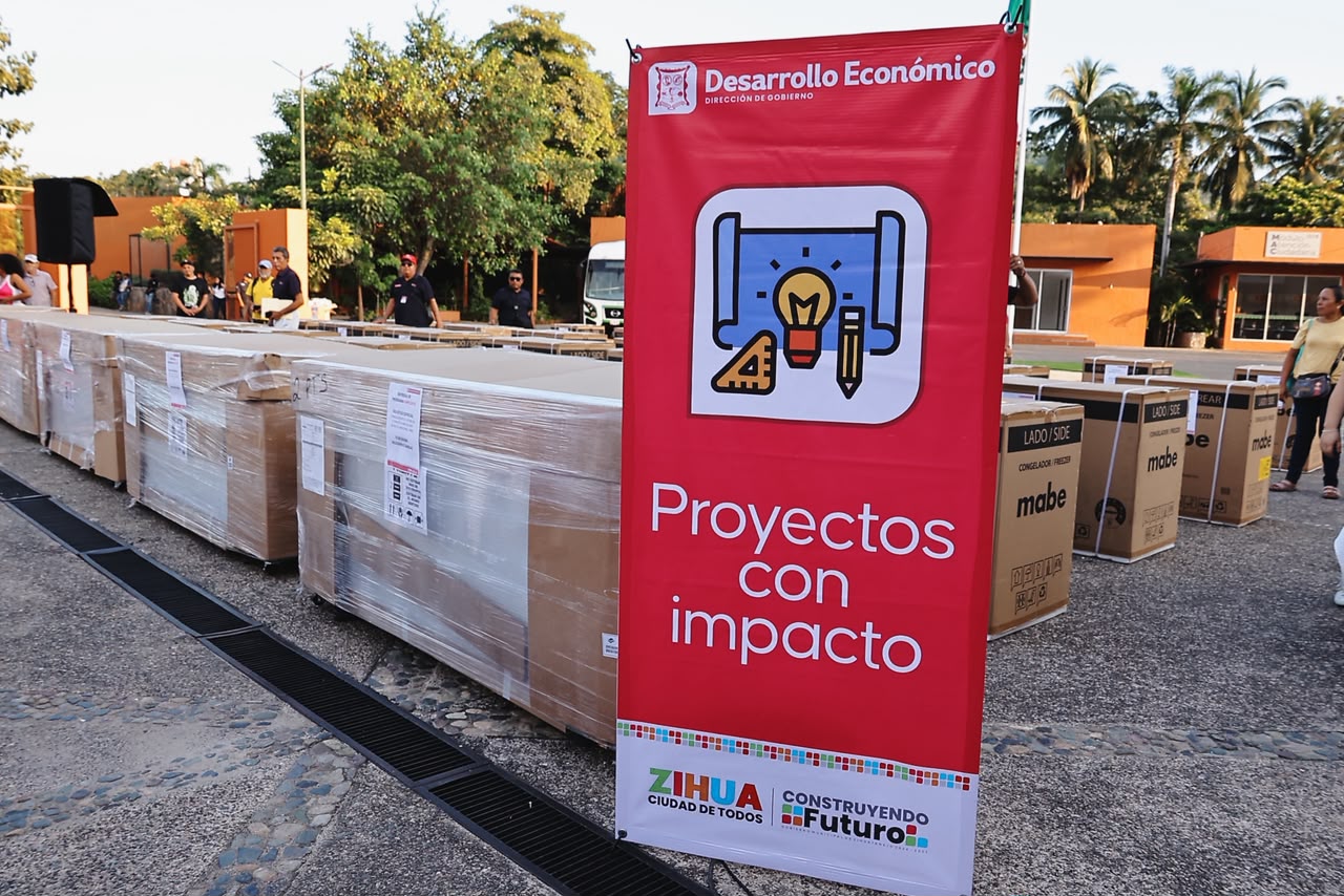 Gobierno de Zihuatanejo realiza última entrega anual de Empléate