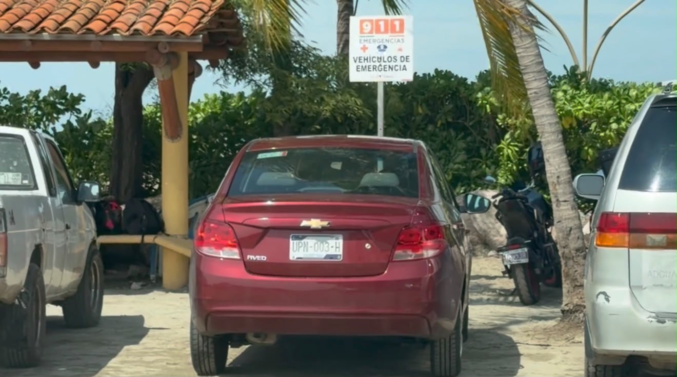 Hay turistas que ignoran reglamento de tránsito; estacionan vehículos en lugares prohibidos