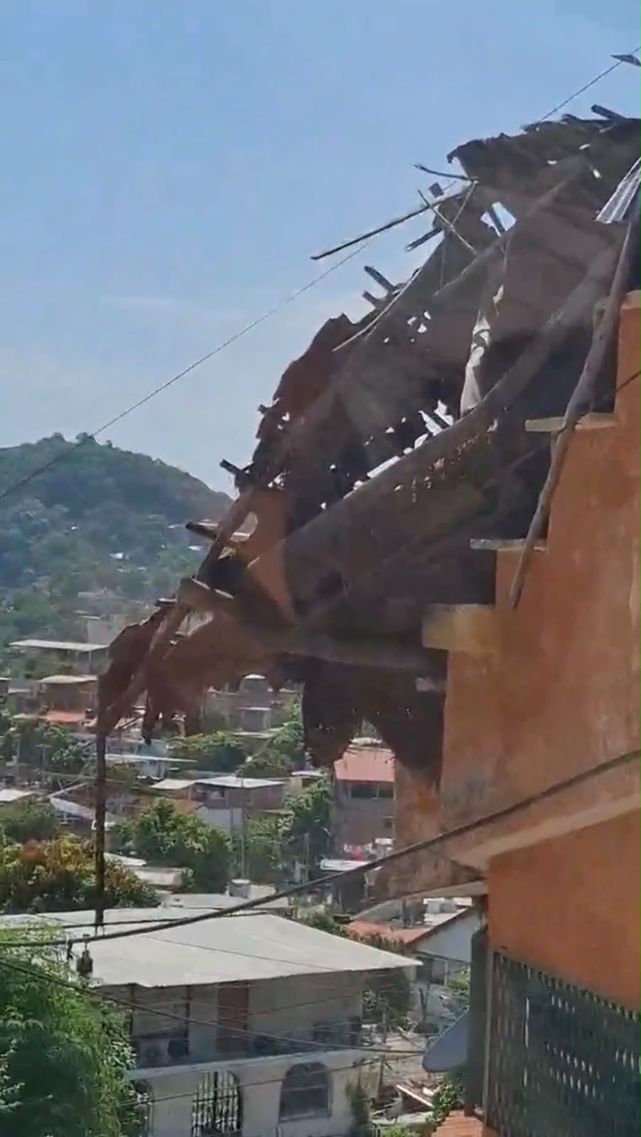 Advierten riesgo de caída de techo sobre una calle de Zihuatanejo